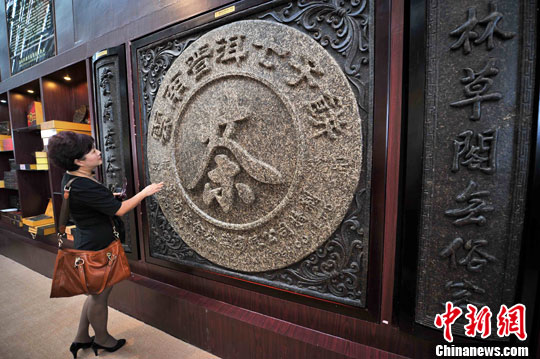 320公斤重的云南普洱茶饼亮相广西南宁